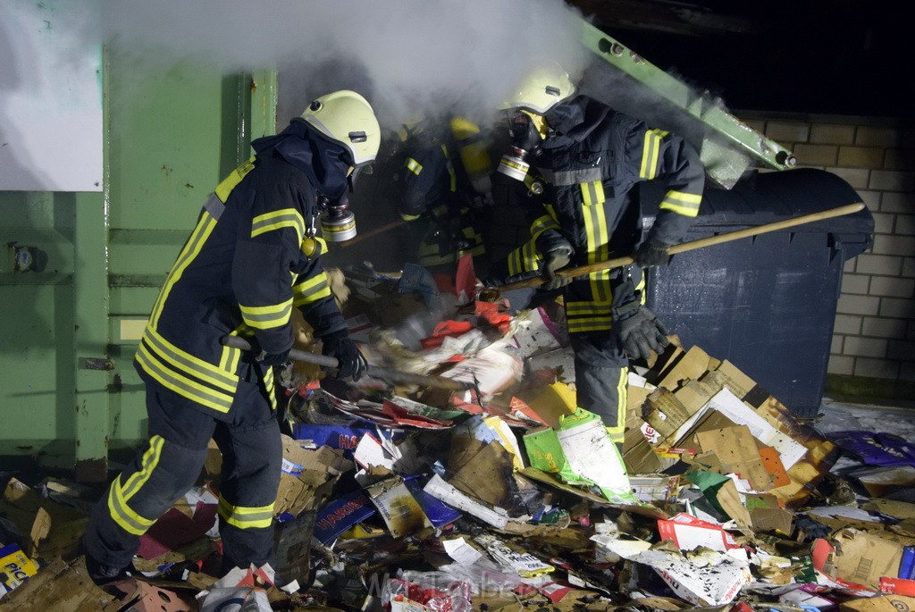 Feuer Papp Presscontainer Koeln Hoehenberg Bochumerstr P365.JPG - Miklos Laubert